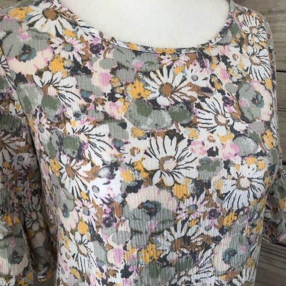 LC Lauren Conrad Daisy Floral Print Short Sleeve Keyhole Tie Back Top - Picture 2 of 7